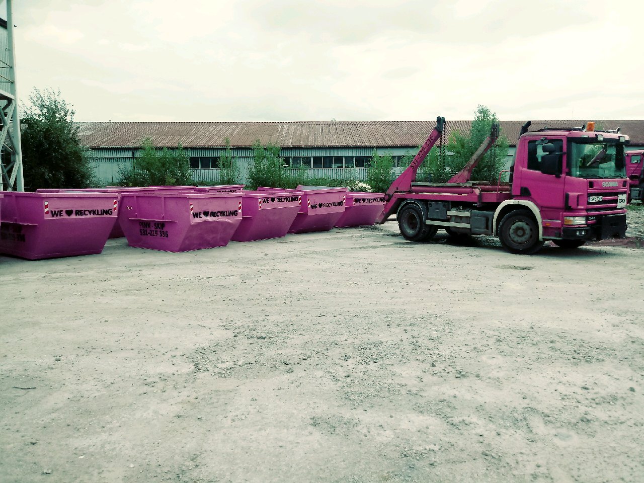 Samochód HDS i kontenery TKM Recykling